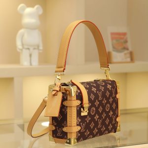 Alternative view of Continuing the legacy of Louis Vuitton's trunk-making tradition in the Fall/Winter 2025 collection, this medium-sized Side Trunk handbag is crafted from the iconic Monogram Saga leather. Its vintage-inspired texture draws inspiration from the classic trench coat worn by supermodel Freja Beha Erichsen during Nicolas Ghesquière's debut show.Designed for versatile carrying options, it effortlessly transitions between day and evening occasions, blending practical functionality with elegant sophistication. M1522616 x 8.5 x 23.5 cm (height x width x length)